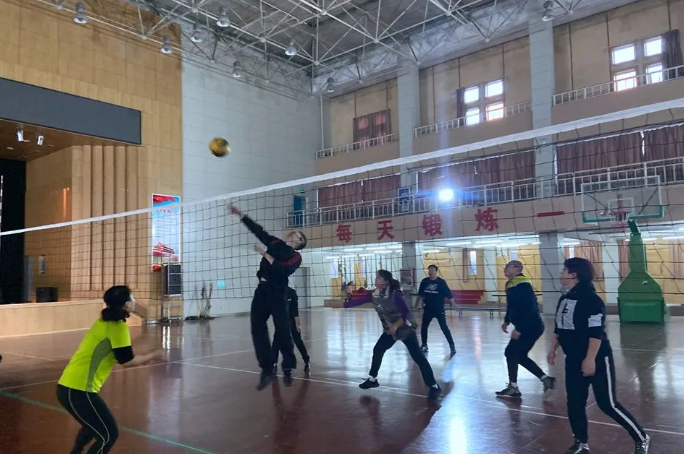 「球未落，梦不止」秦皇岛市实验中学举行教工排球比赛
