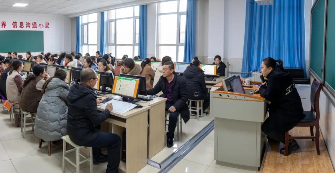 「柴沟堡第二中学」学校组织全体教师进行校本培训