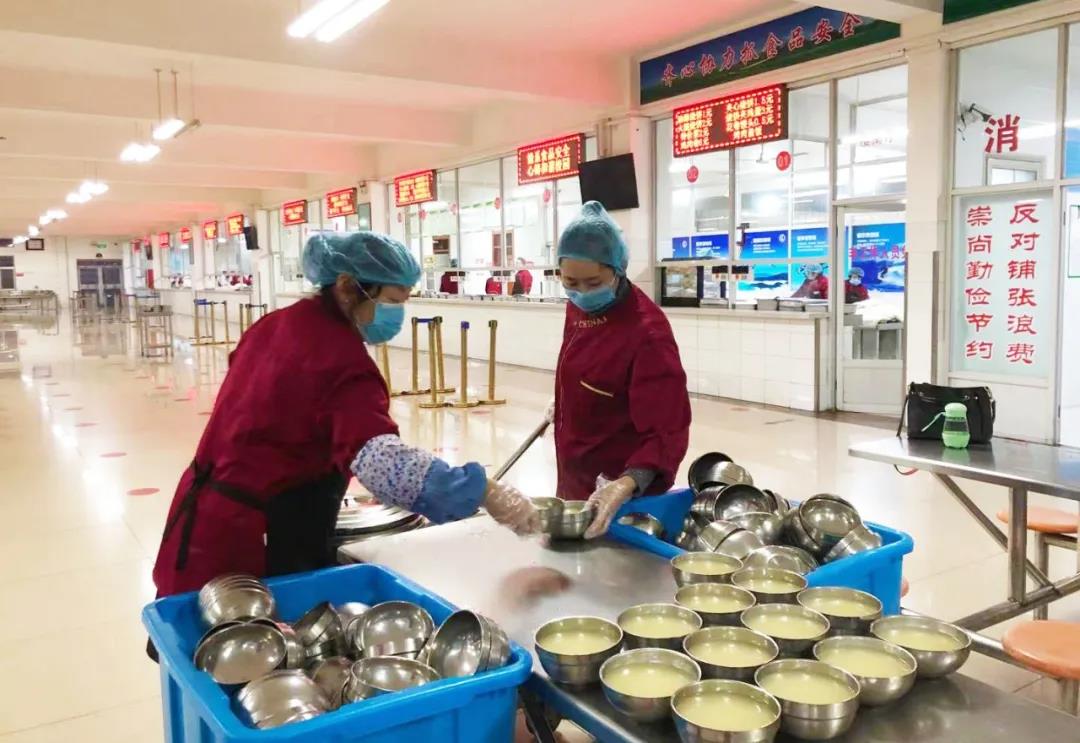 沧州市第二中学食堂开展师生进餐厅和“诚信服务质量提升月”活动